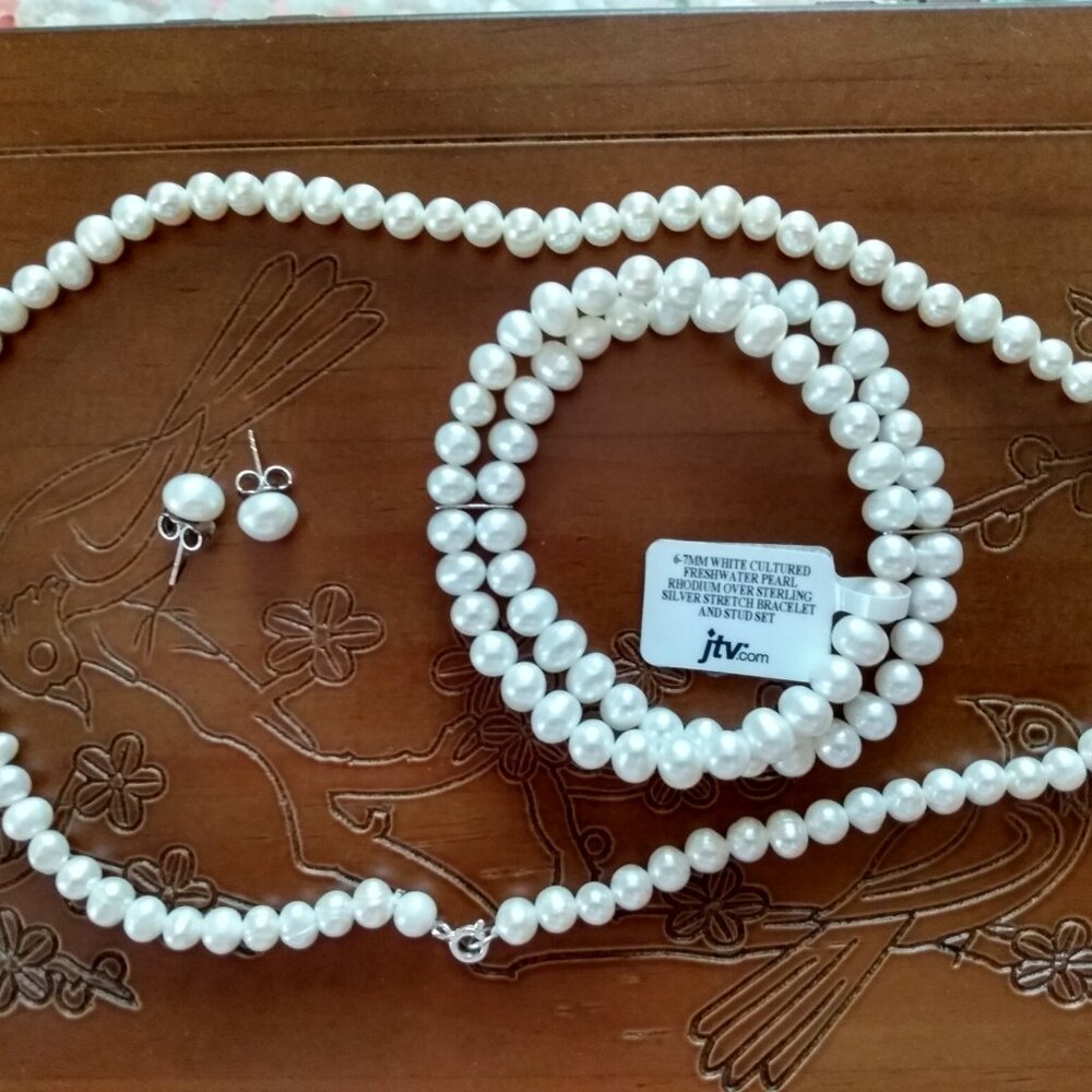NWT, Genuine, freshwater pearl set!